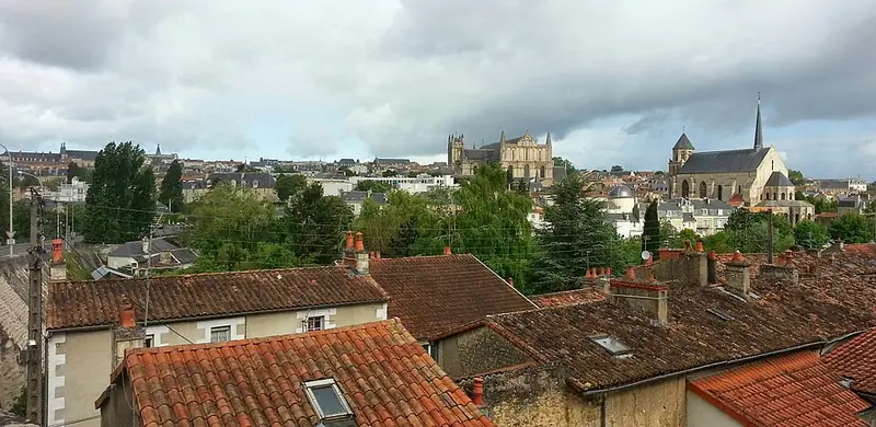 Toitures du centre historique de Poitiers (PSMV) : tuile canal, ardoise, cathédrale Saint-Pierre et église Sainte-Radegonde